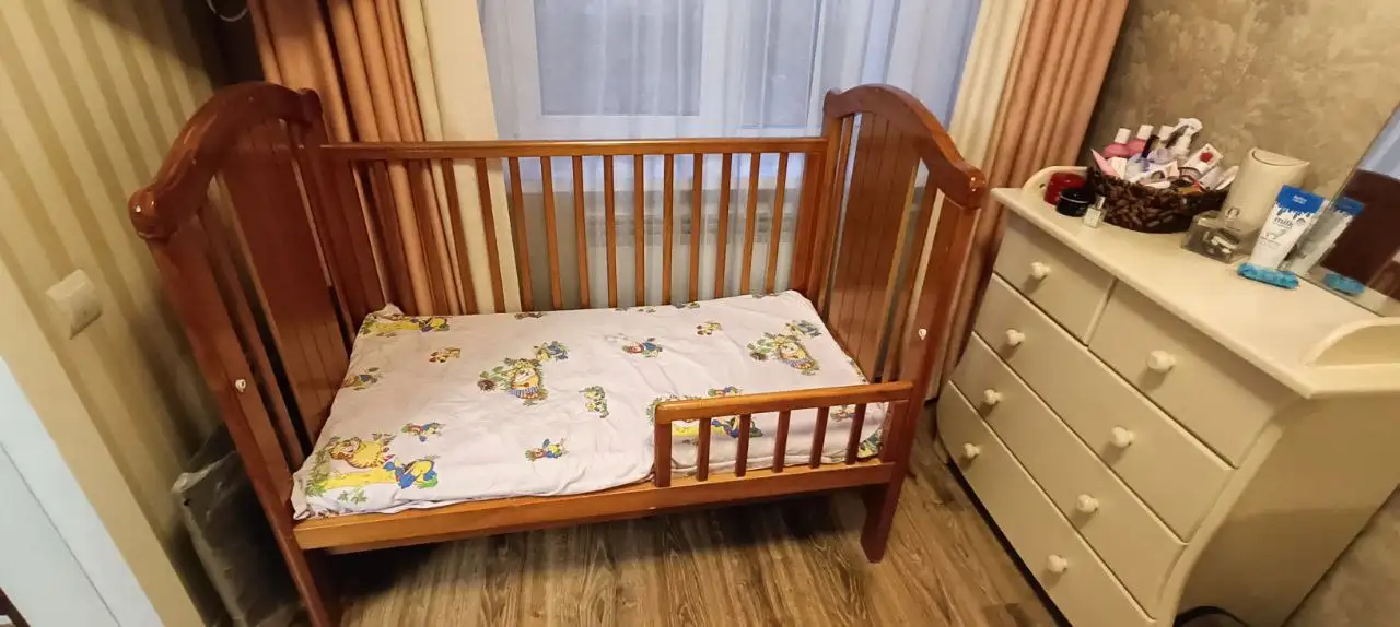 Продам кровать из натурального дерева с матрасом и высокой стенкой - Мебель (Для дома и дачи) в Калининград