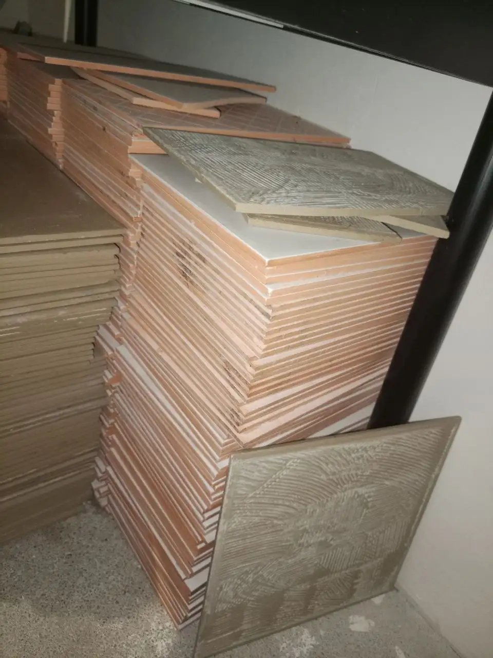 Продажа керамической плитки белой и коричневой - Строительные материалы (Для дома и дачи) в Калининград