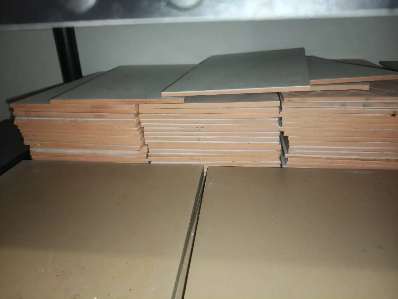 Продажа керамической плитки белой и коричневой - Строительные материалы (Для дома и дачи) в Калининград