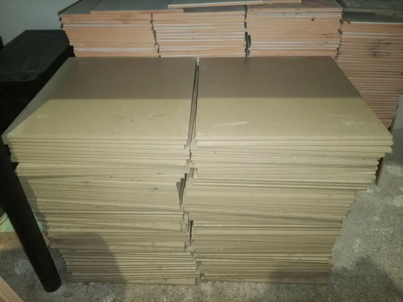 Продажа керамической плитки белой и коричневой - Строительные материалы (Для дома и дачи) в Калининград