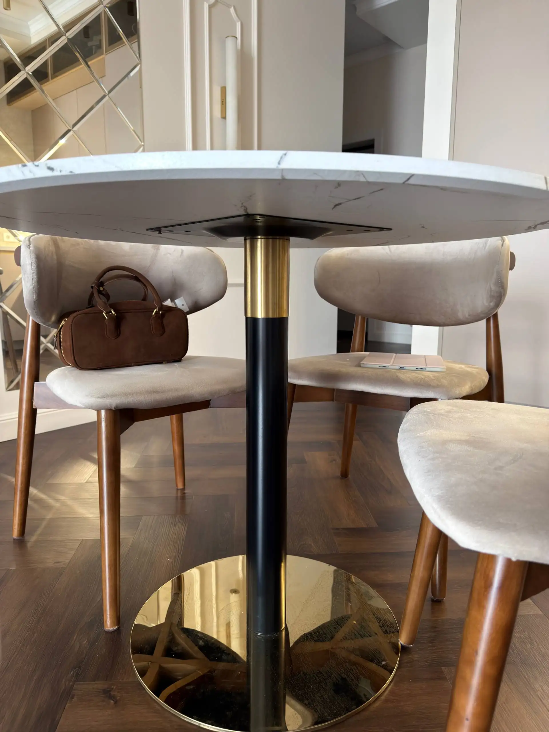 Продам стол б/у диаметром 80 см - Мебель (Барахолка) в Калининград