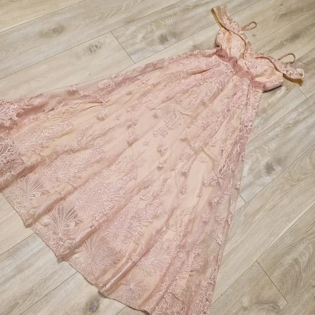 Длинное вечернее платье с кружевными элементами и открытыми плечами - частное объявление в Калининград