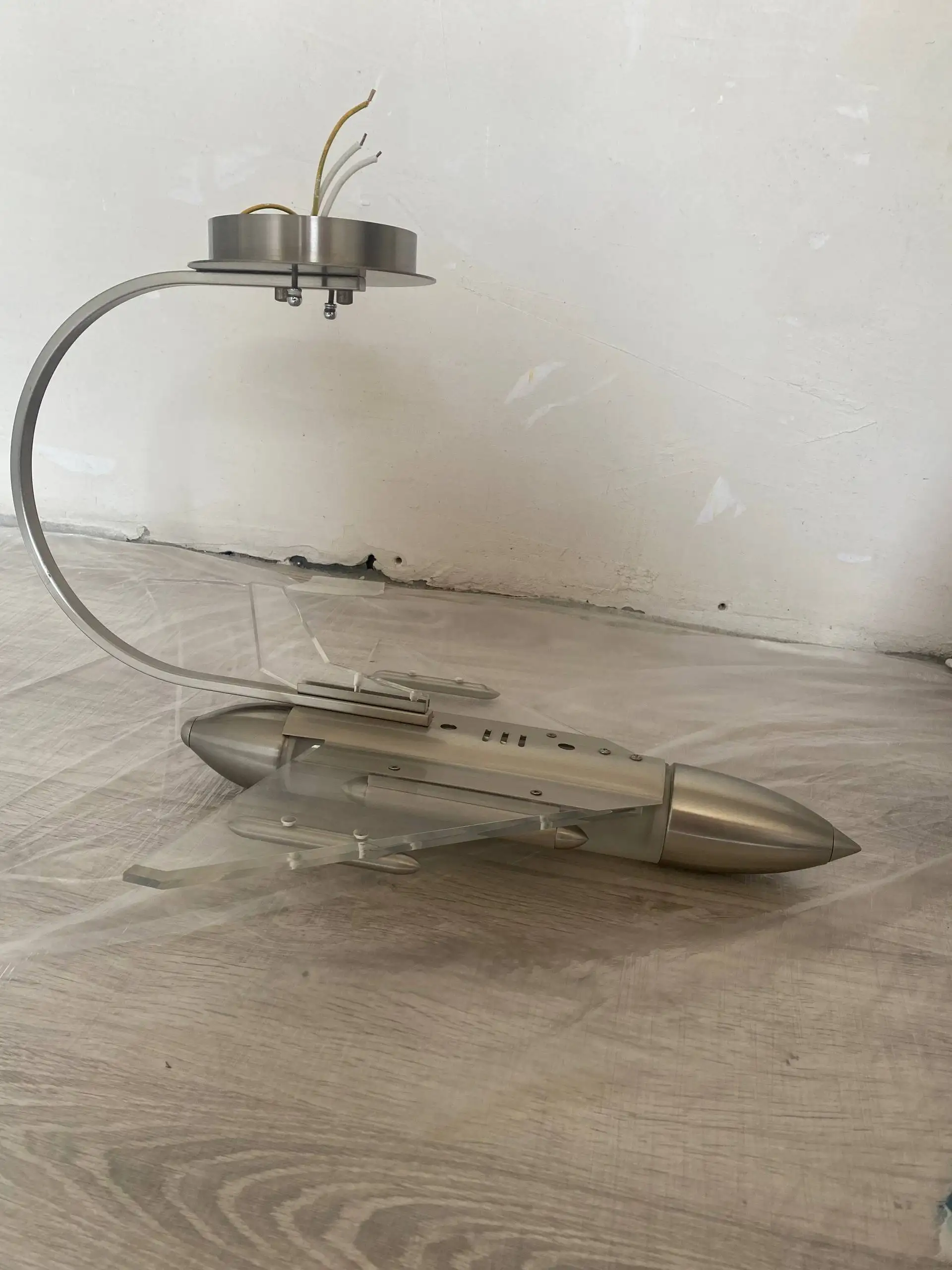 Продам люстру в виде самолёта на две лампочки - Барахолка в Калининград