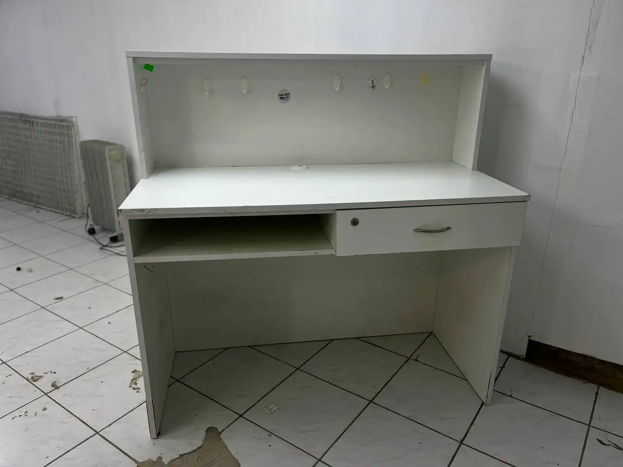 Стол и вешалка для самовывоза - Барахолка в Калининград