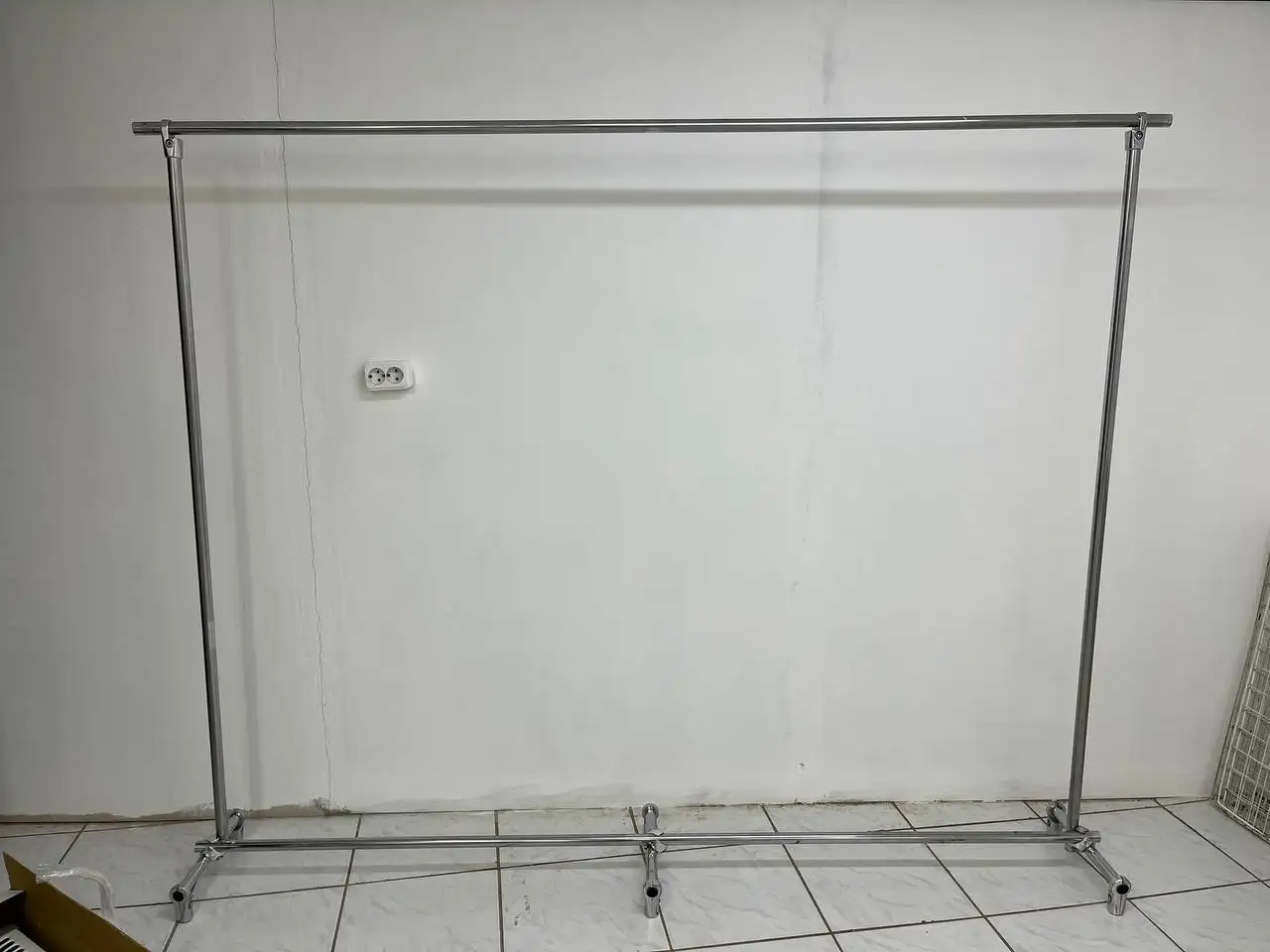 Стол и вешалка для самовывоза - Барахолка в Калининград