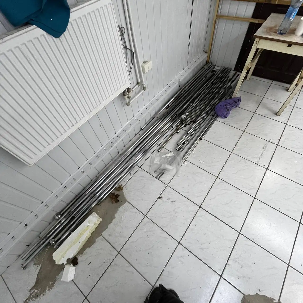 Стол и вешалка для самовывоза - Барахолка в Калининград