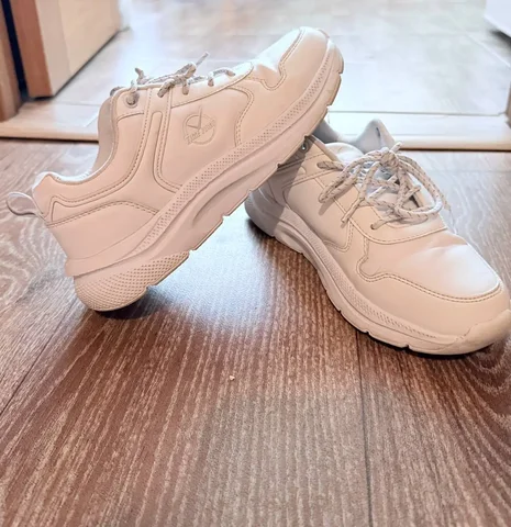 Кожаные кроссовки размер 37 - Одежда в Гурьевск