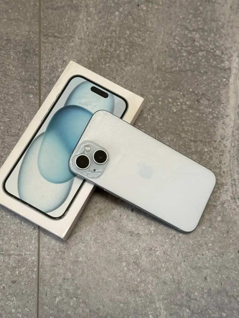 Продам iPhone 15 256GB с разбитой задней крышкой - Смартфоны (Электроника) в Калининград