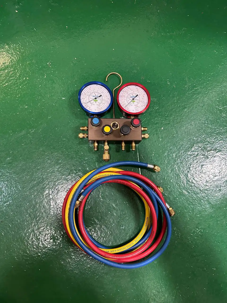 Продажа часов, заправочной станции и автомобильного мини пылесоса - Барахолка в Калининград