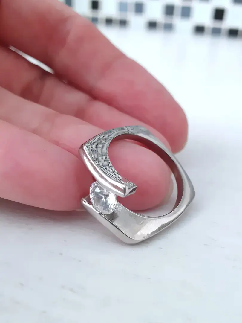 Стильное кольцо Swarovski 18 размера - Бижутерия (Барахолка) в Светлогорск
