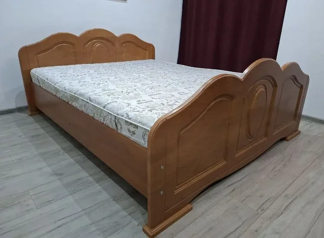 Двуспальная кровать с матрасом - Строительство и ремонт в Калининград