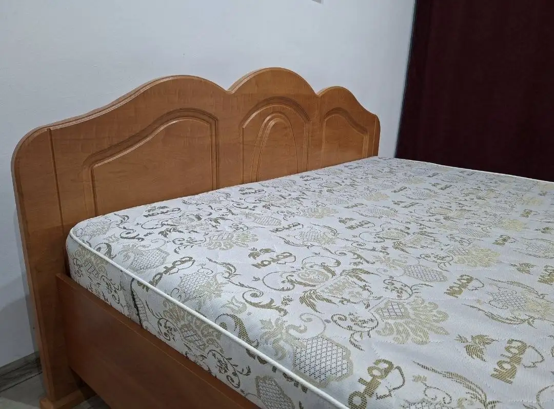 Двуспальная кровать с матрасом - Мебель (Для дома и дачи) в Калининград