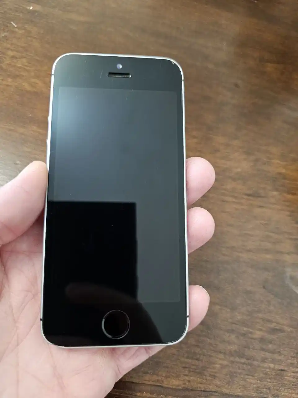 Продажа Apple iPhone SE и Samsung Galaxy S9 Plus