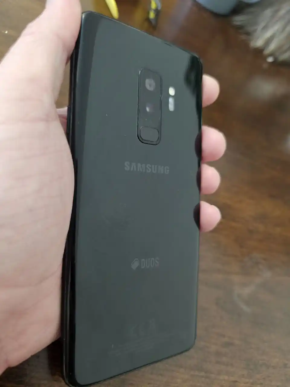 Продажа Apple iPhone SE и Samsung Galaxy S9 Plus