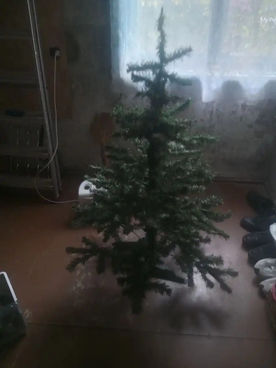 Продам ёлку и кроссовки Nike