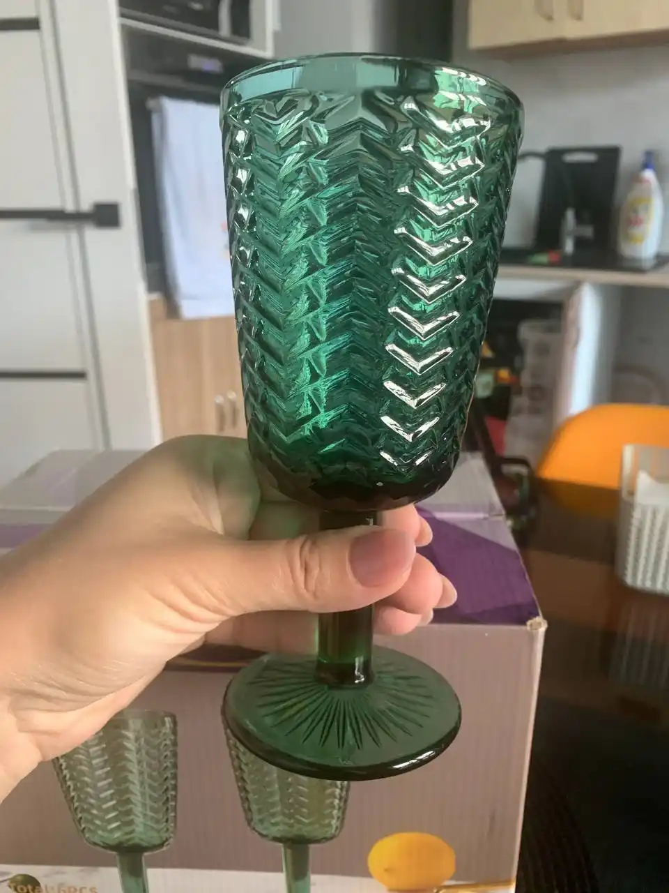 Новый набор ярких зелёных бокалов