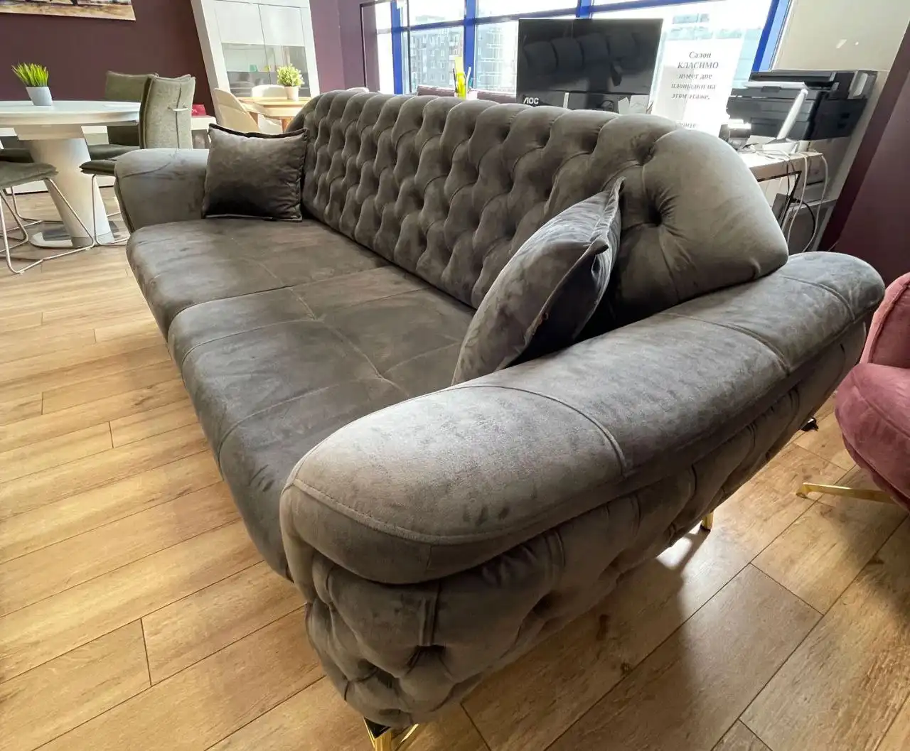 Продается стильный диван в отличном состоянии
