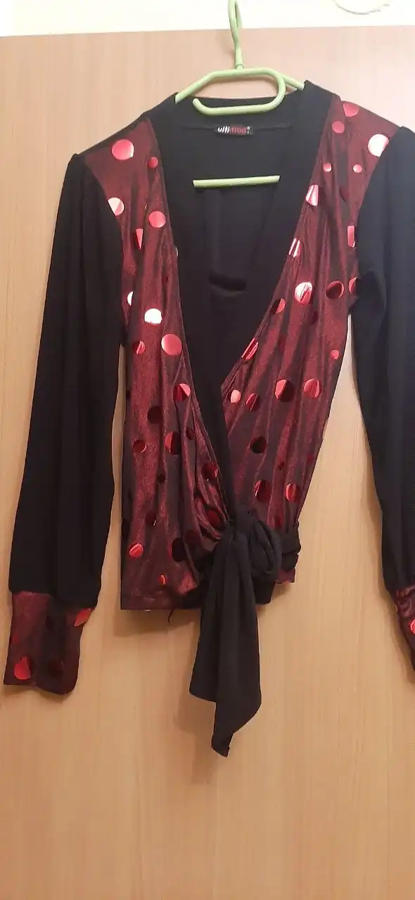 Женская одежда: платья, блузки, кофточки