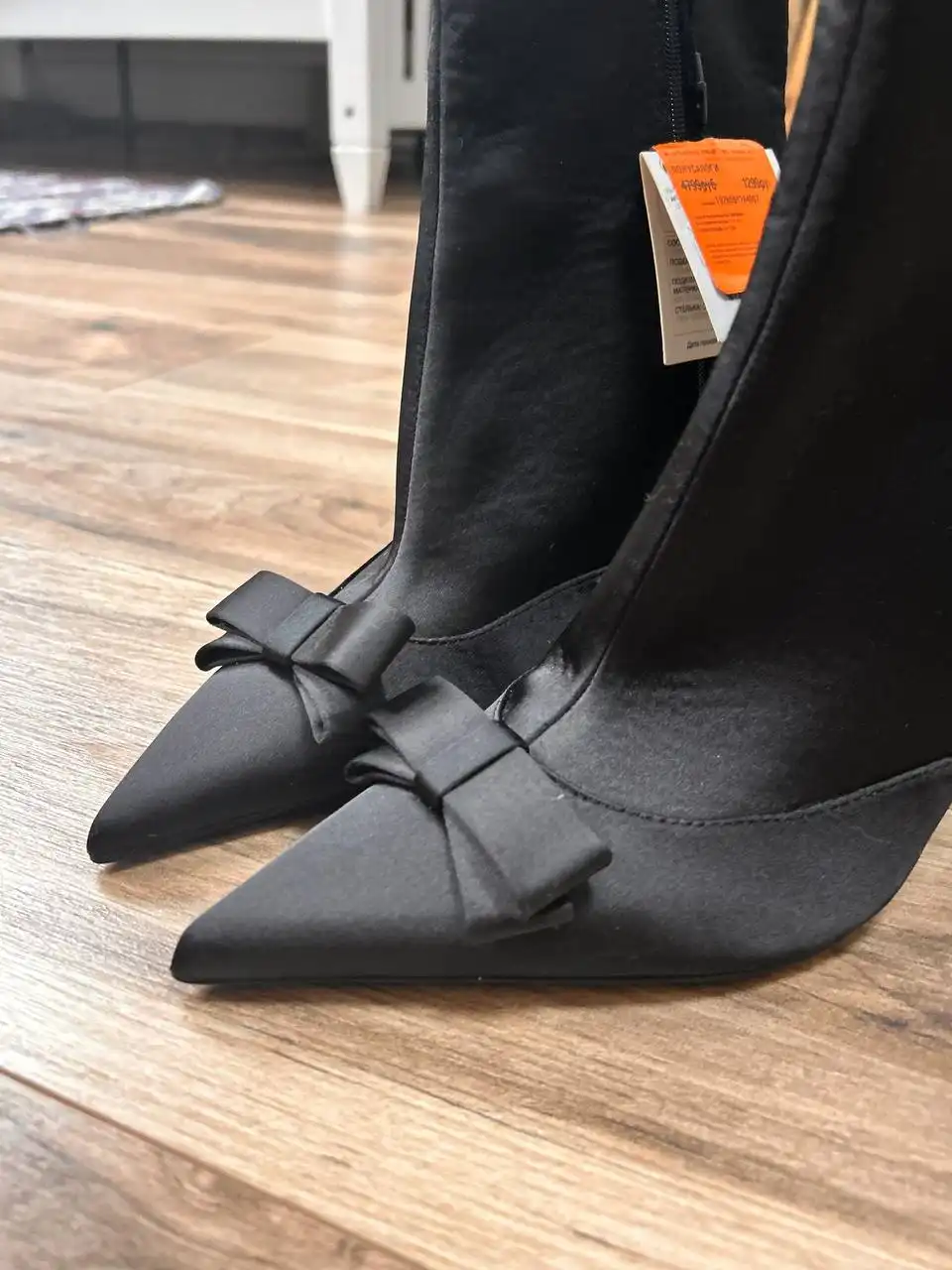 Ботильоны Vilet и черное вечернее платье