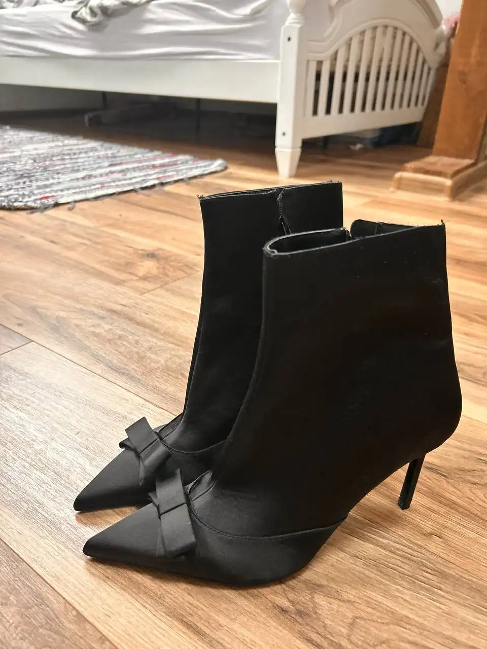 Ботильоны Vilet и черное вечернее платье