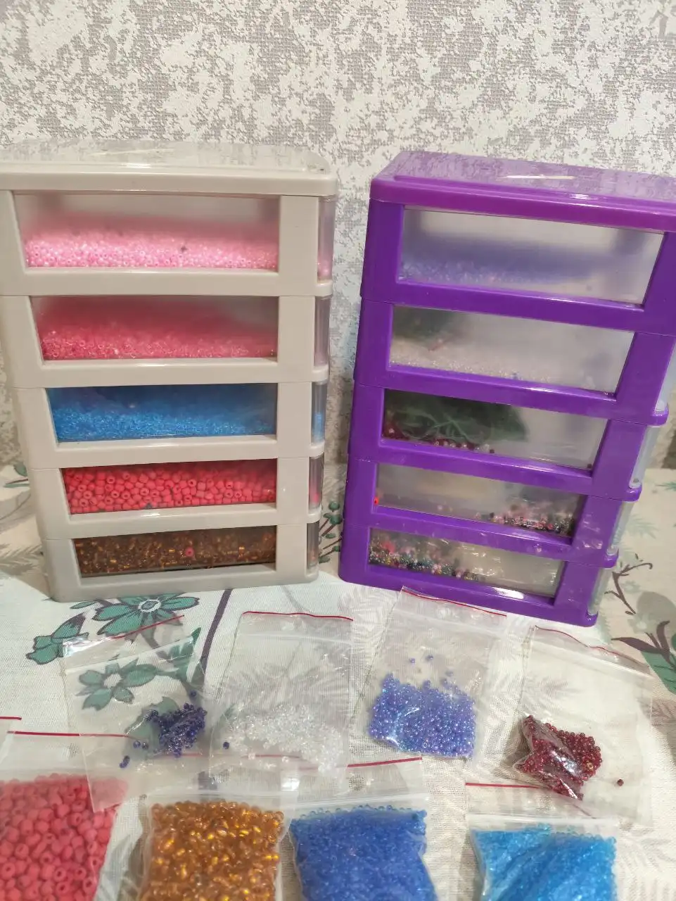Продажа бисера и контейнеров для хранения