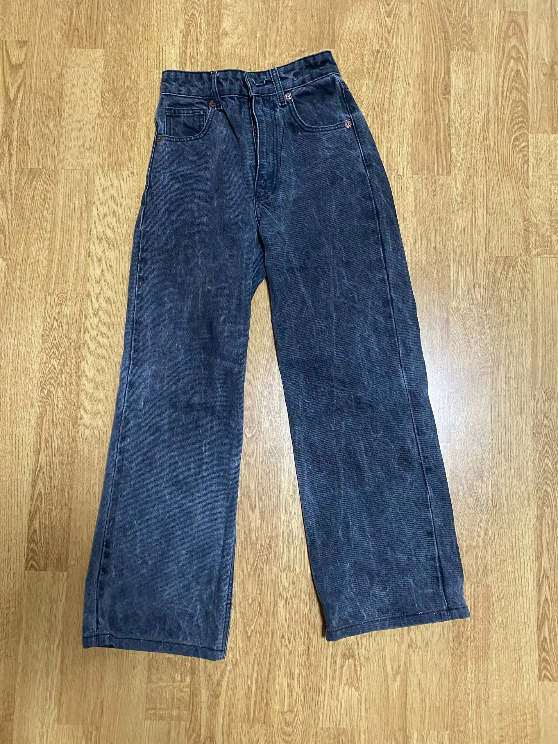 Женские джинсы Zara и мужской военный ремень