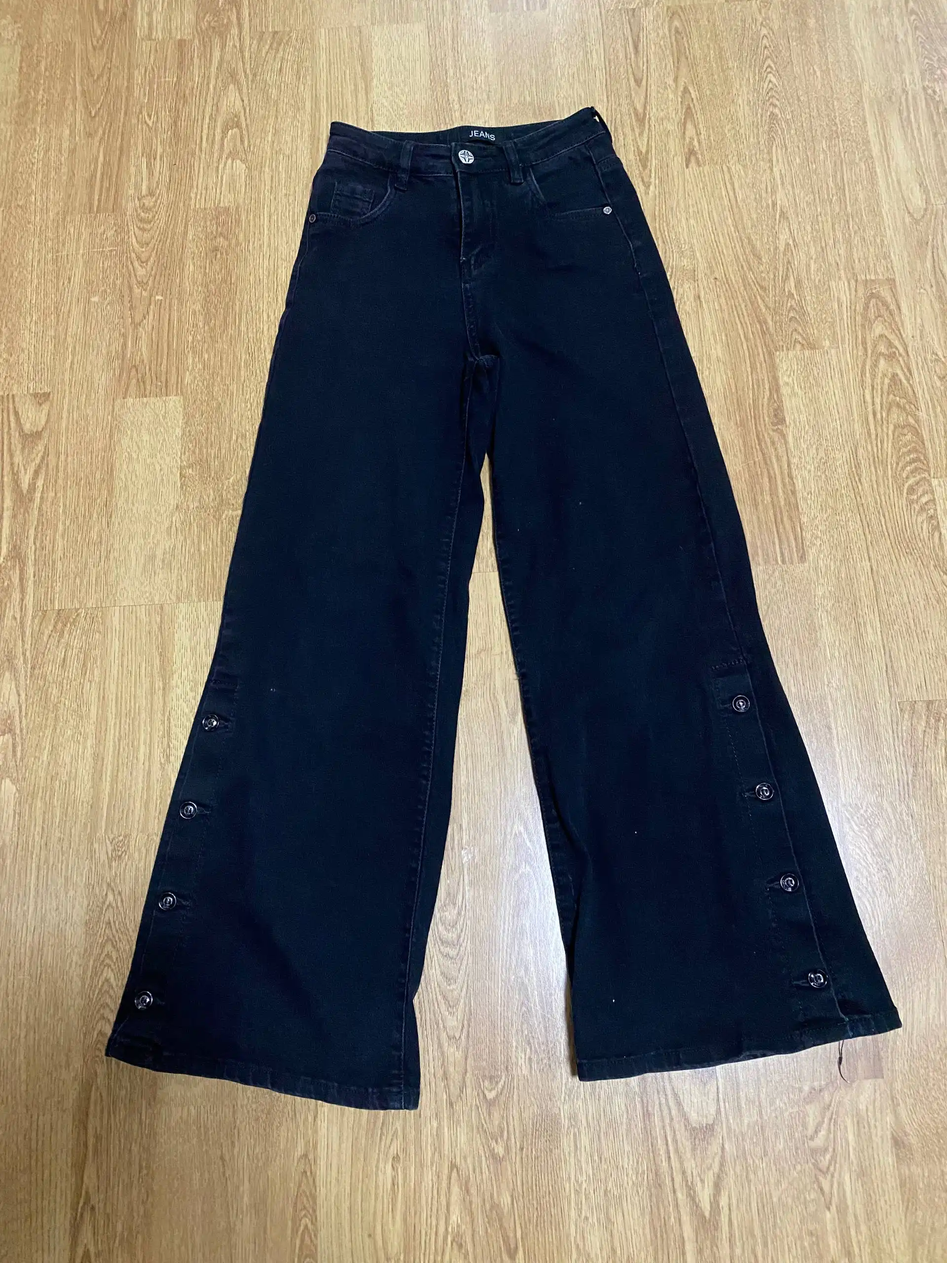 Женские джинсы Zara и мужской военный ремень