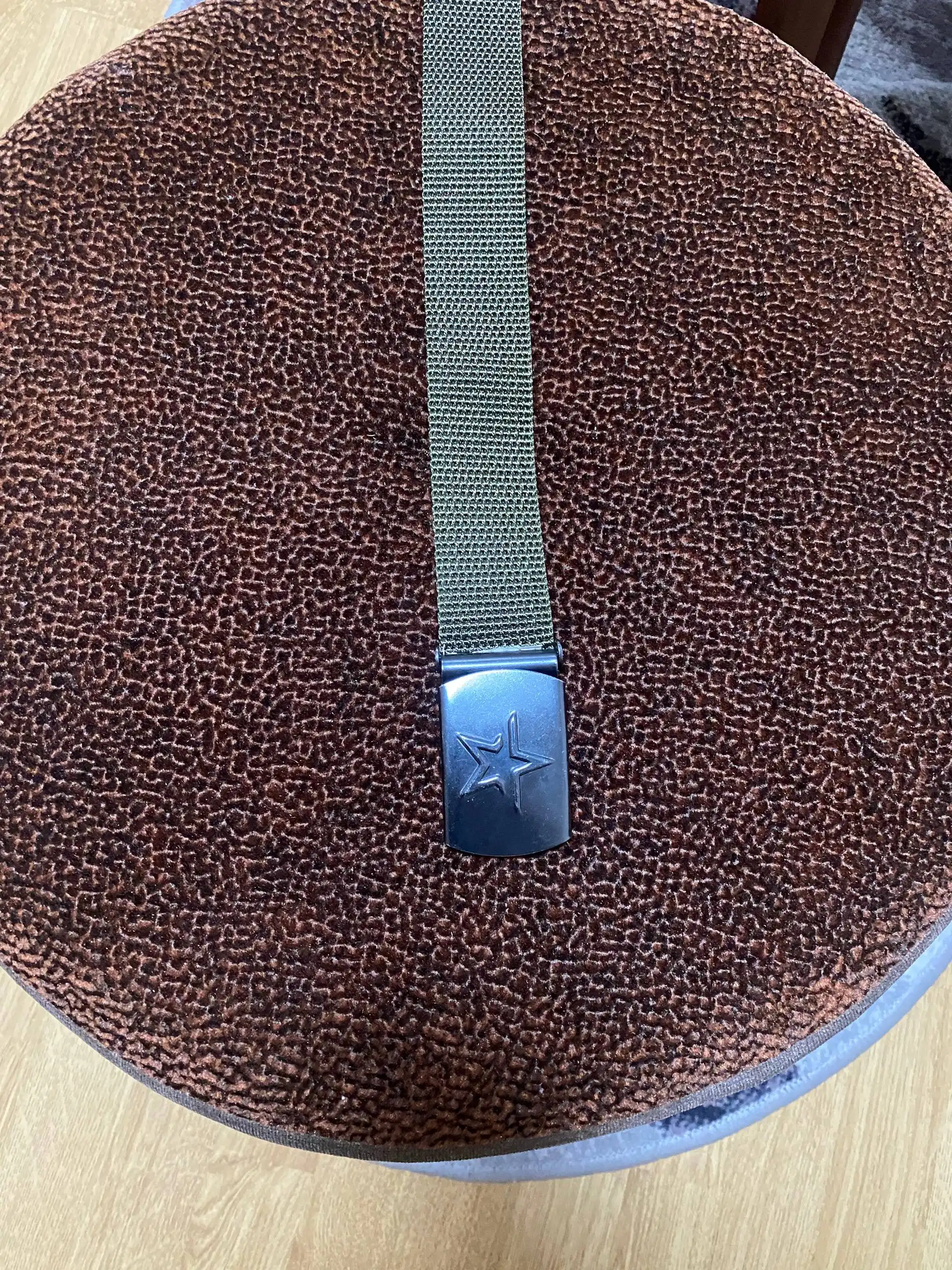 Женские джинсы Zara и мужской военный ремень