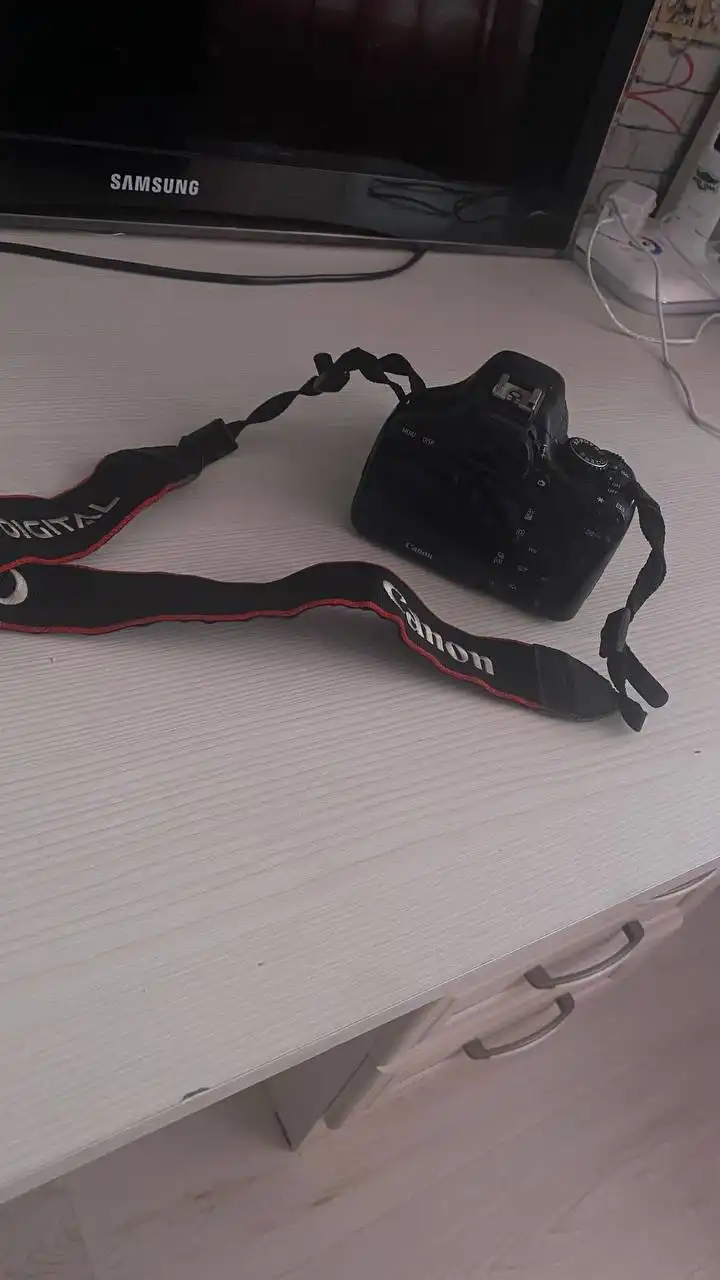 Продам зеркалку почти новый