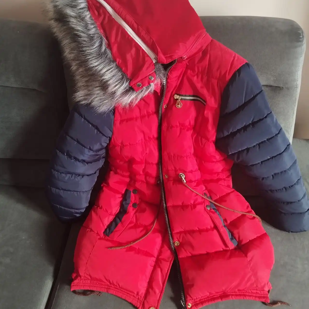 Продажа детской зимней куртки 146-150 размер