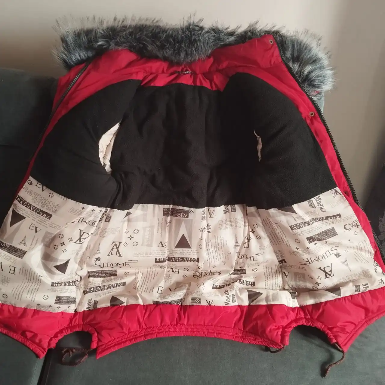 Продажа детской зимней куртки 146-150 размер