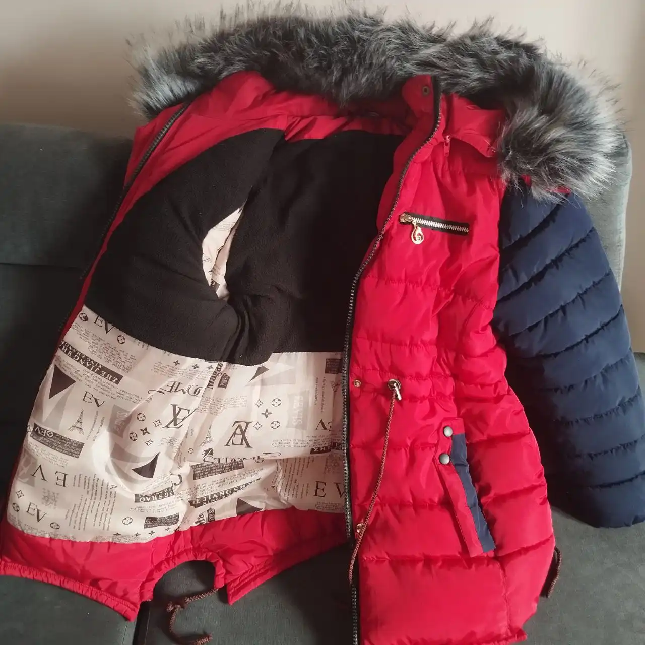 Продажа детской зимней куртки 146-150 размер