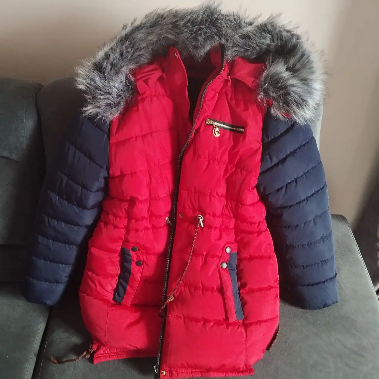 Продажа детской зимней куртки 146-150 размер