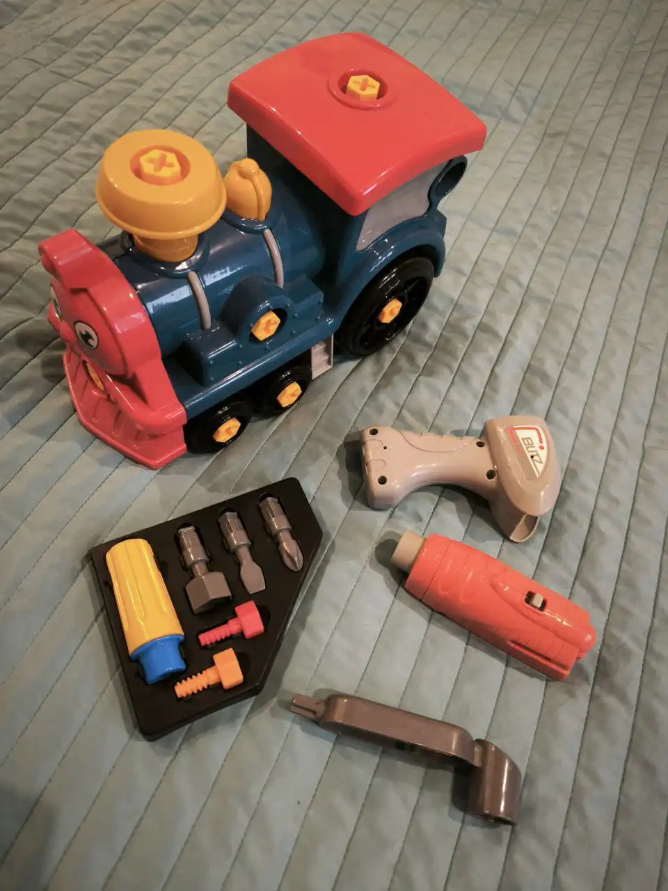 Паровозик в состоянии нового с полным комплектом