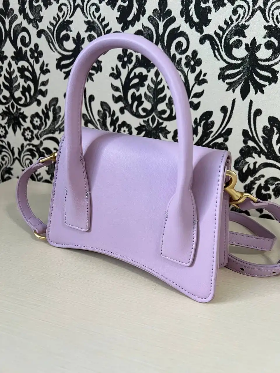 Продажа оригинальных сумок Guess и Replay