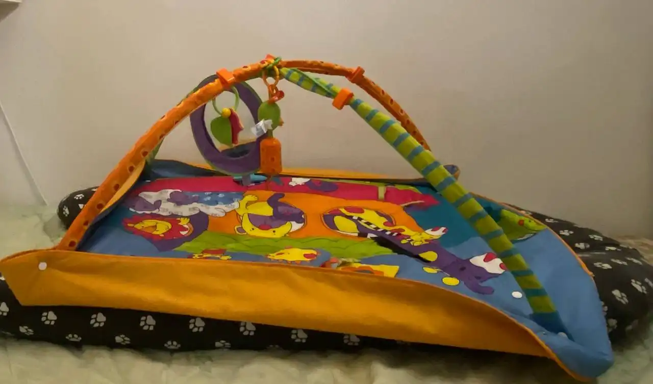 Продам детский развивающий коврик и вещи для мальчика