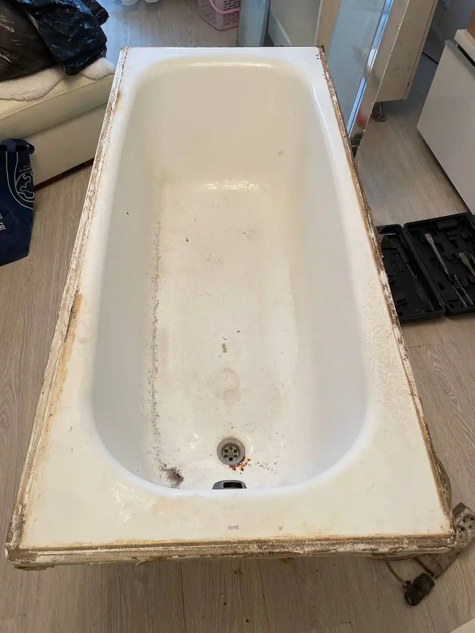 Продажа ванны, тумбы, раковины и стекла после демонтажа