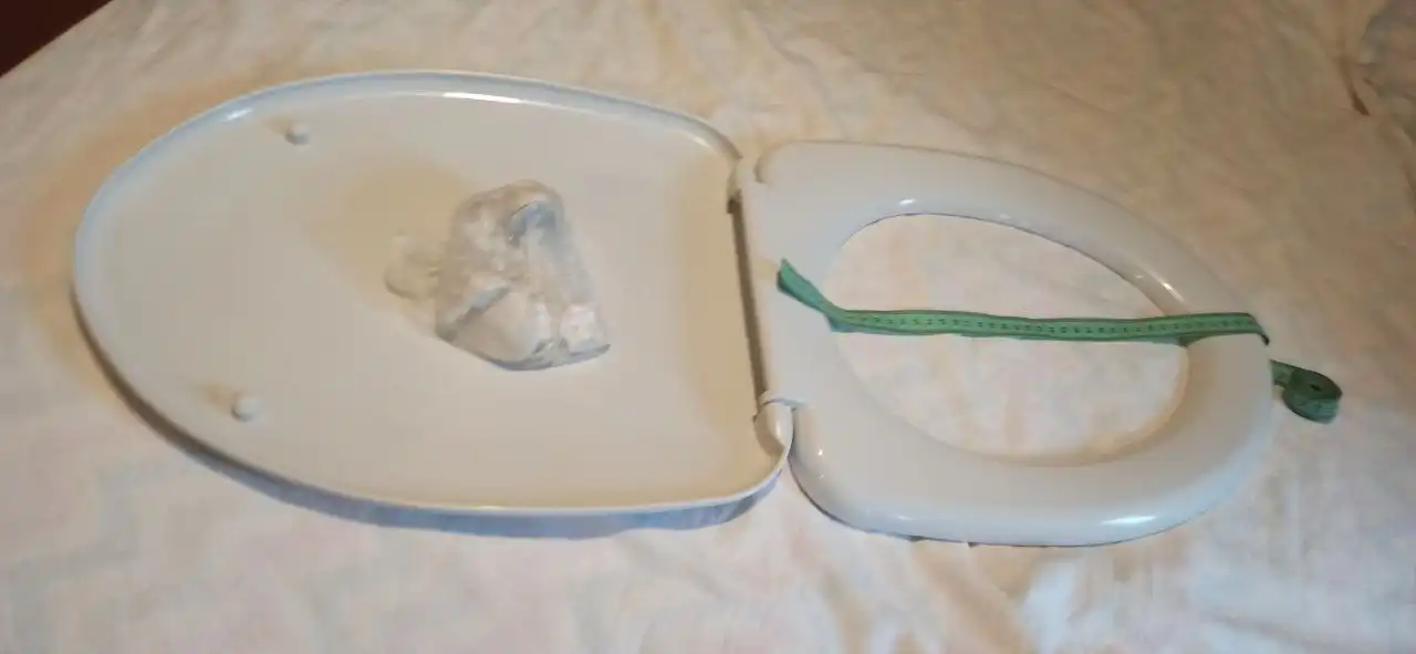 Продам сиденье для унитаза б/у 45 см