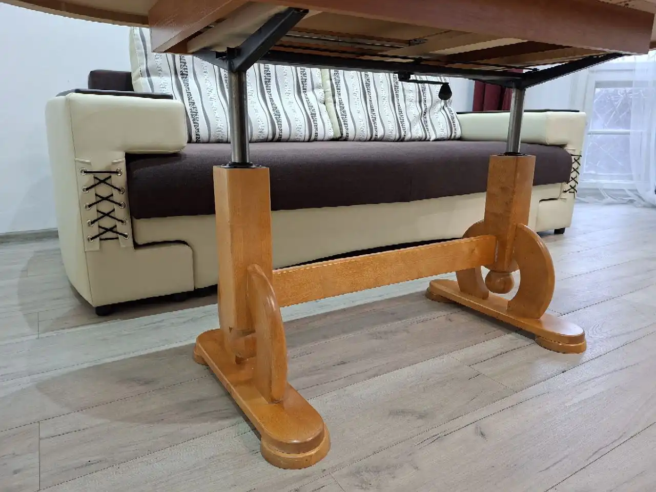 Стол из массива с подъёмным механизмом