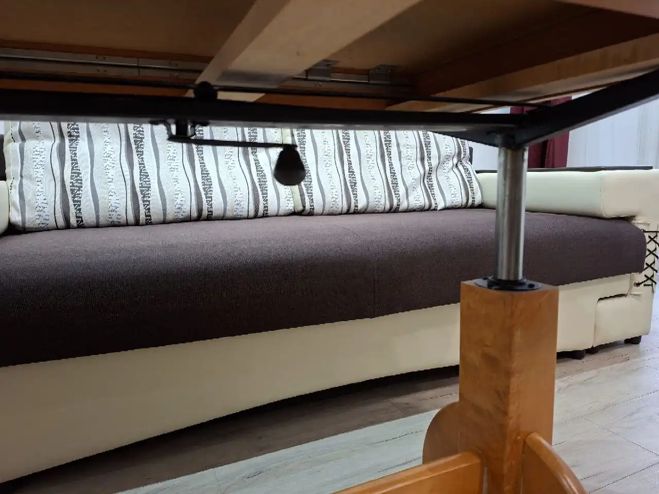 Стол из массива с подъёмным механизмом