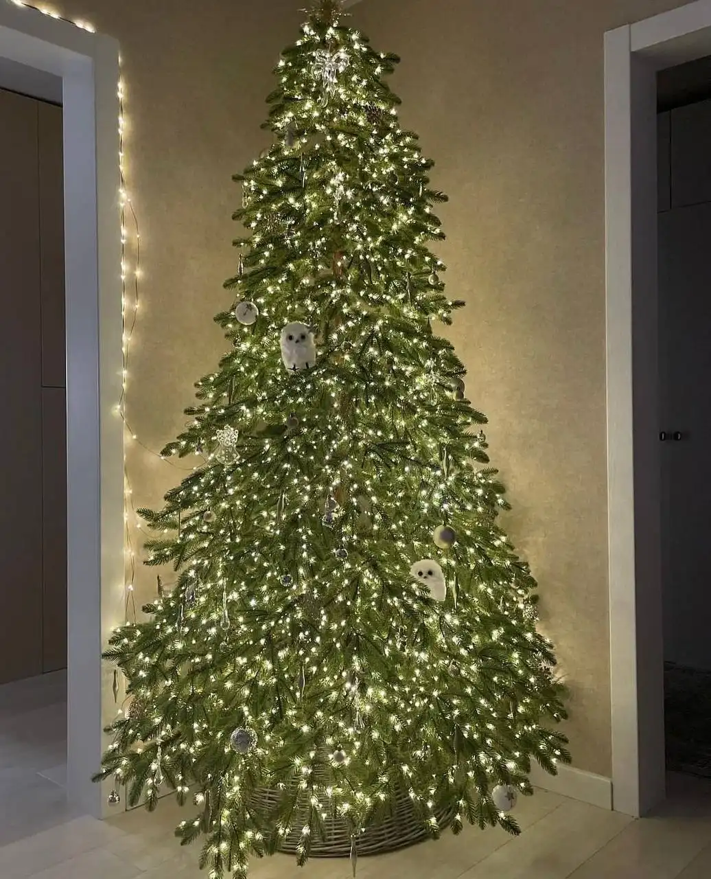 Продажа гирлянд и елочных игрушек