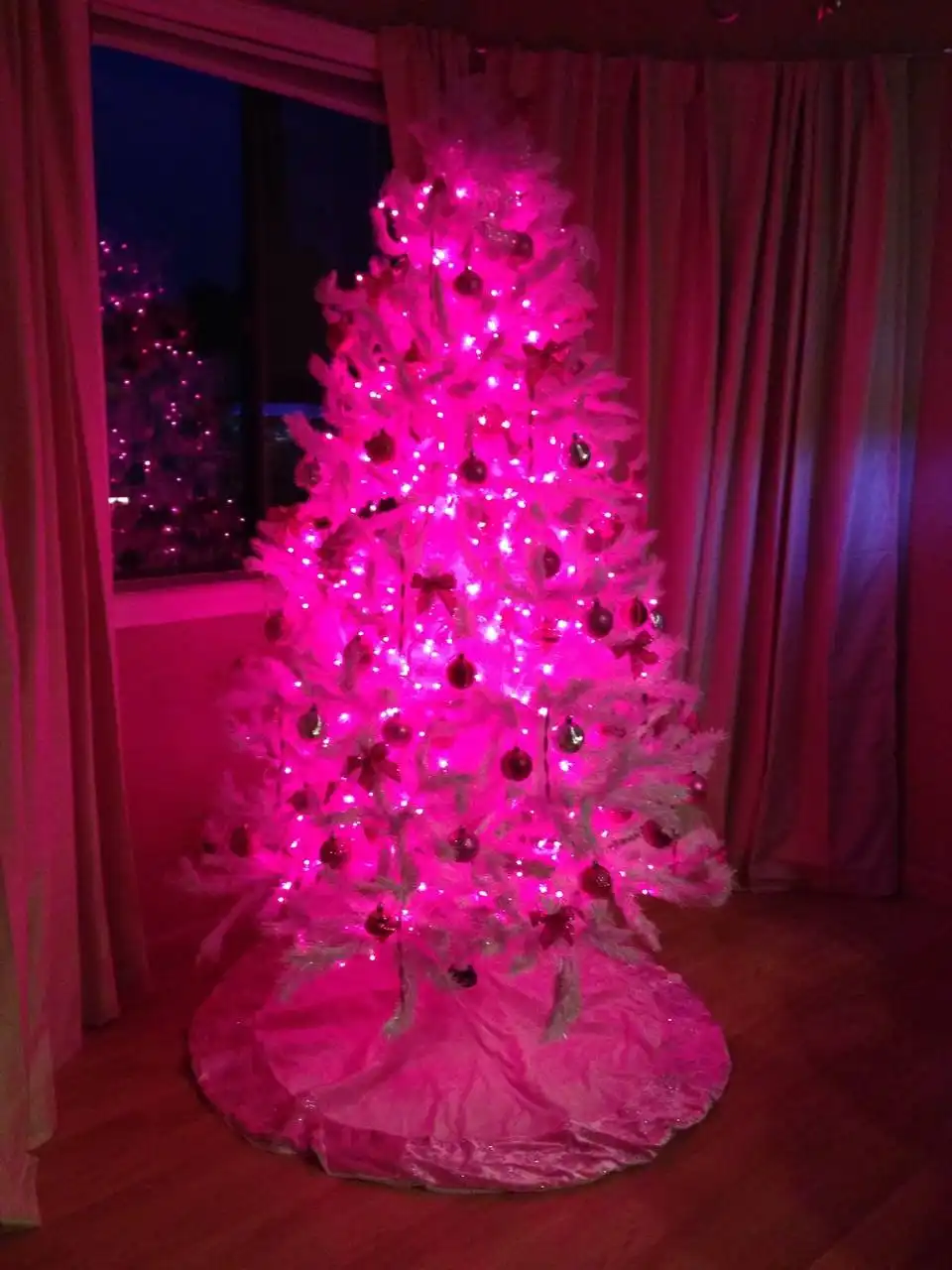 Продажа гирлянд и елочных игрушек