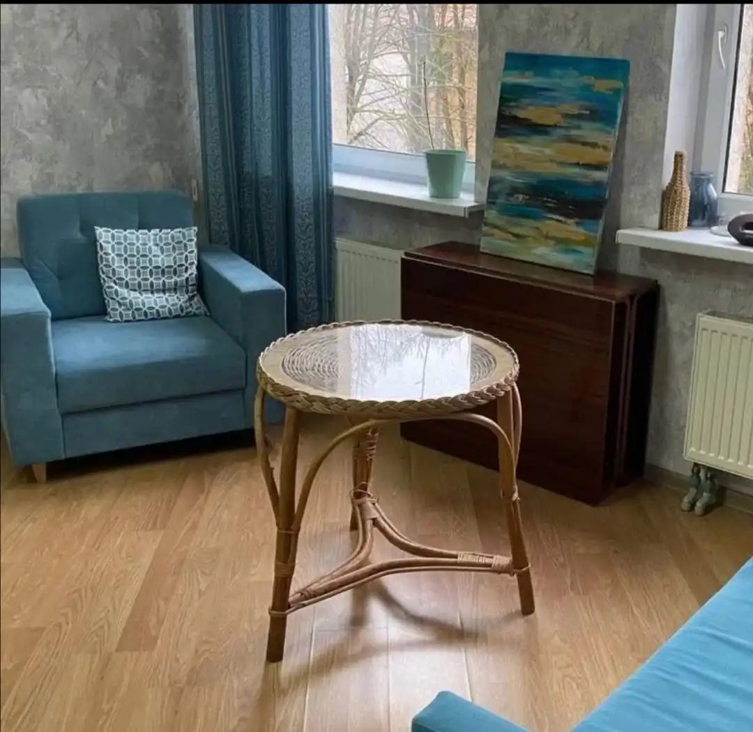 Декоративный ротанговый столик со стеклом