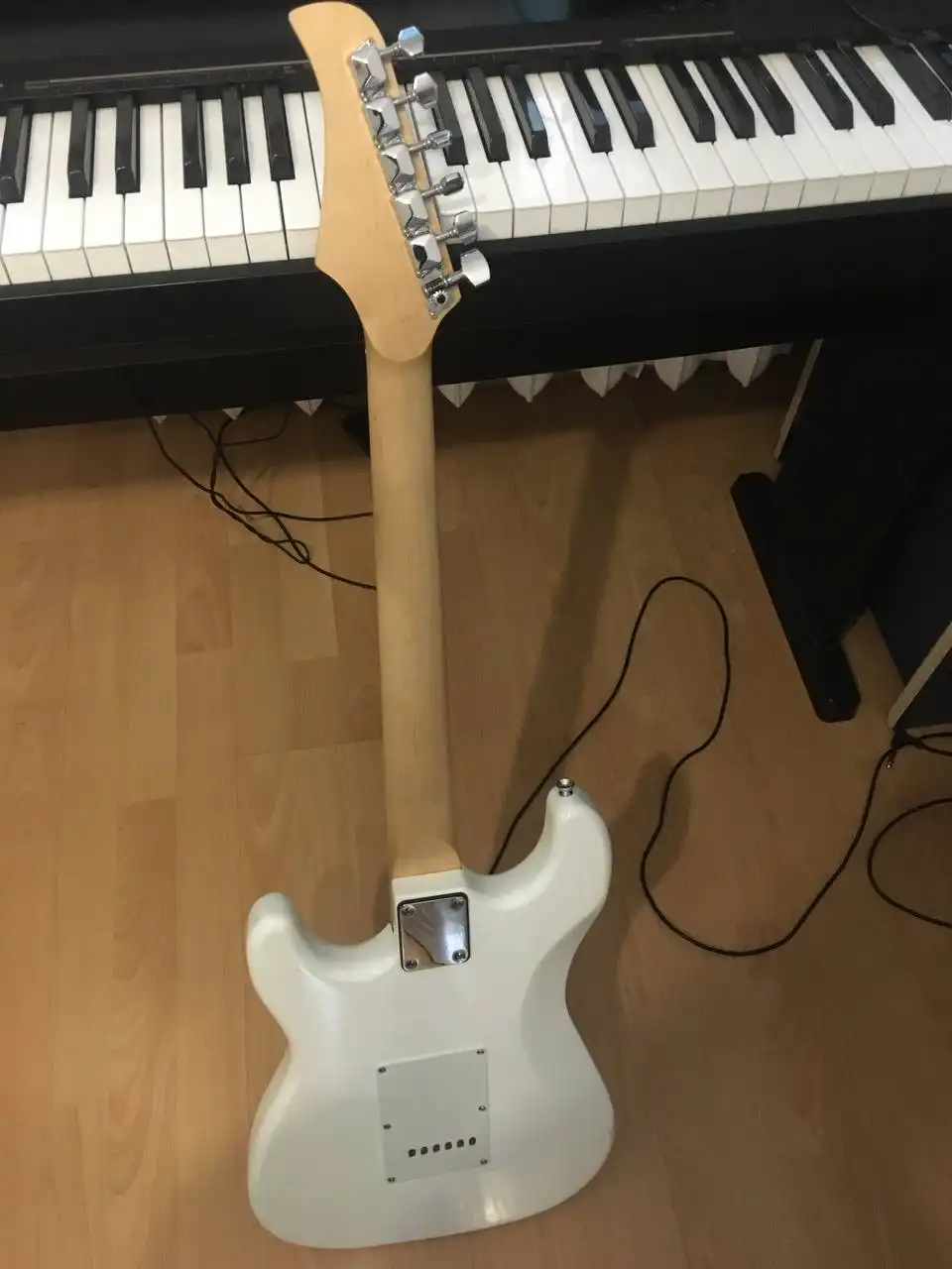 Продажа электрогитары Terris с комбоусилителем