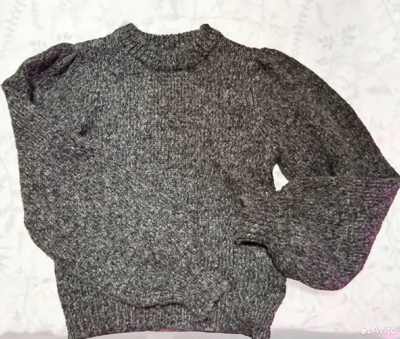 Свитер NA-KD швейцарской фирмы в идеальном состоянии