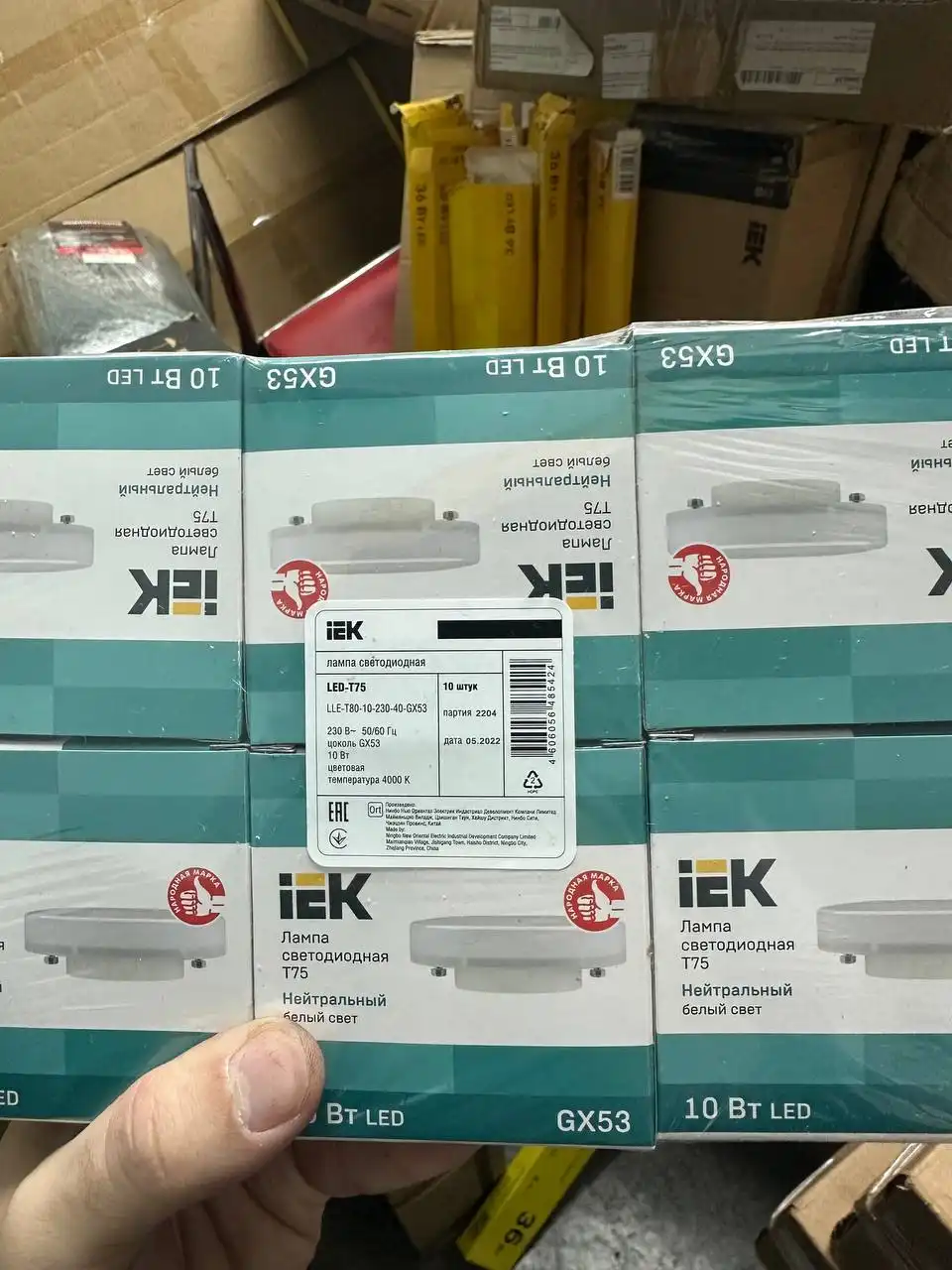 Продажа упаковок ламп для стройки