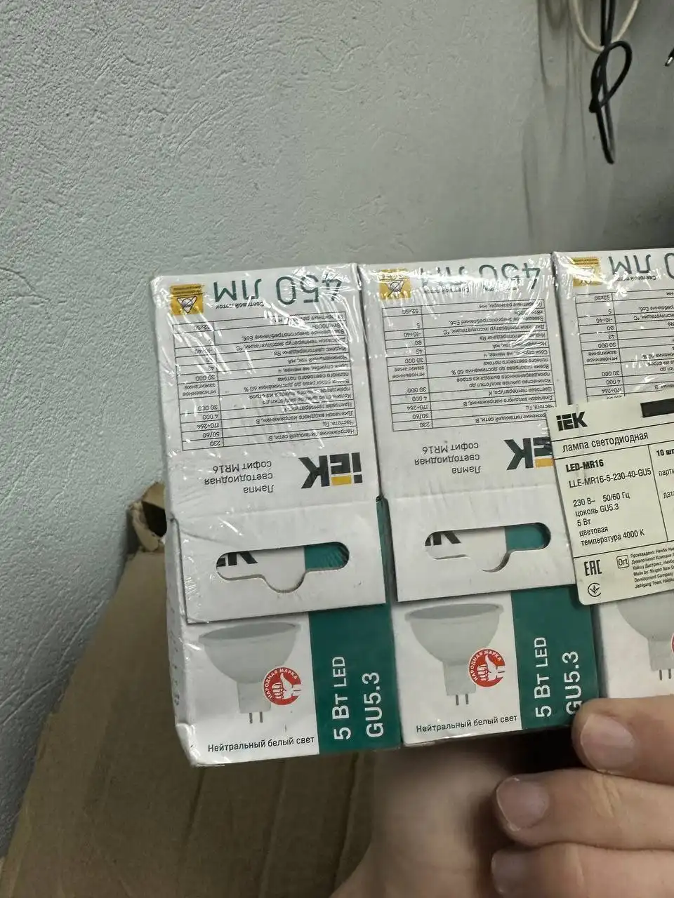 Продажа упаковок ламп для стройки