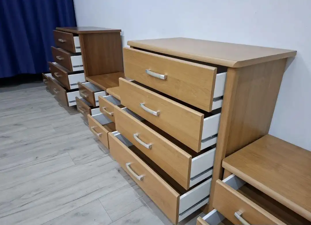 Продажа мебели: комод с тумбами и шкаф из Польши