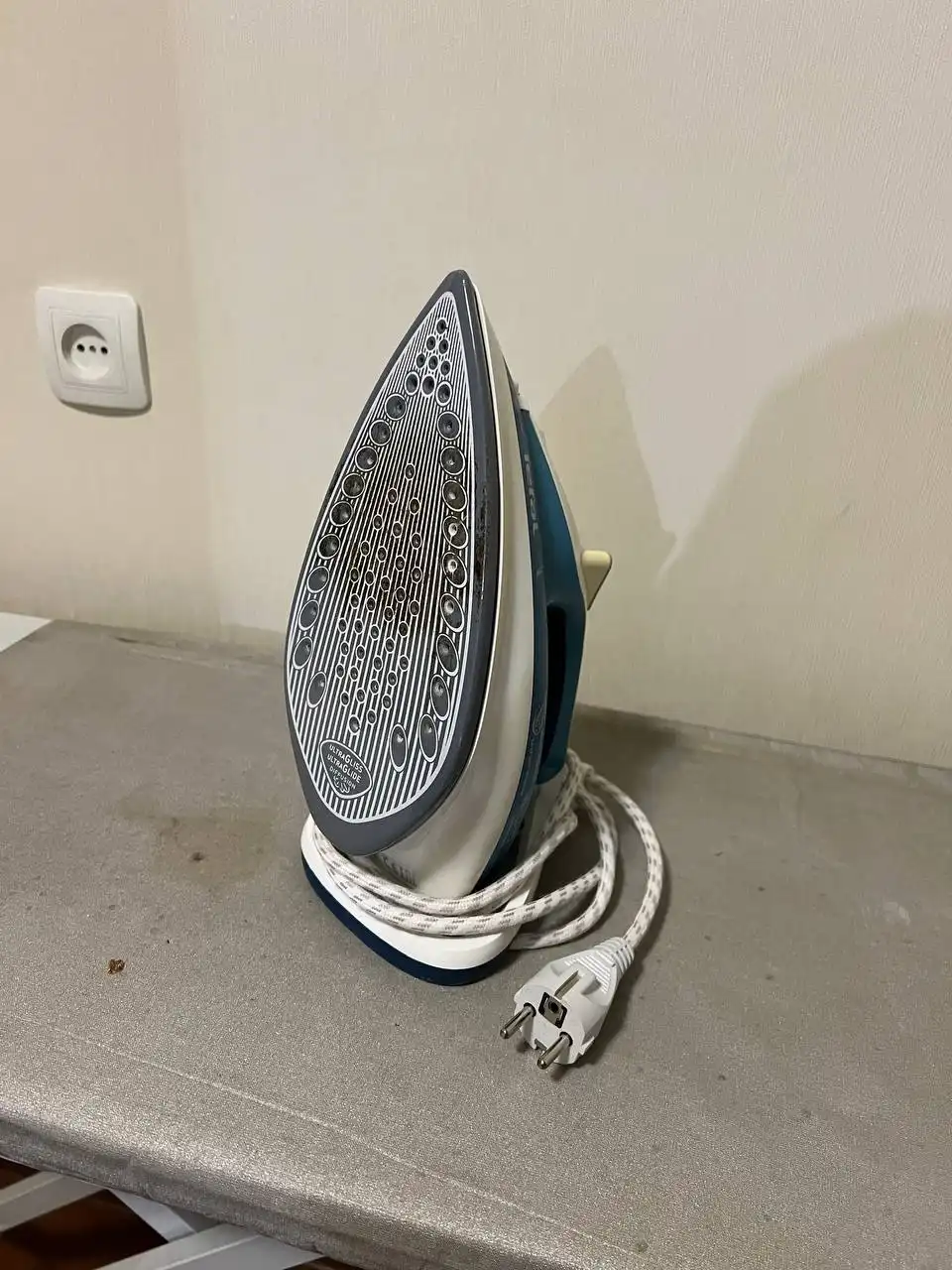 Утюг рабочий с чистящими стиками в подарок
