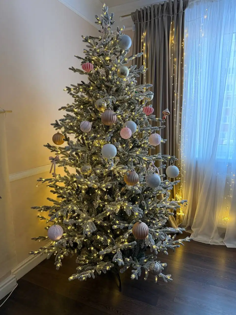 Продажа искусственной елки 2.10м с игрушками
